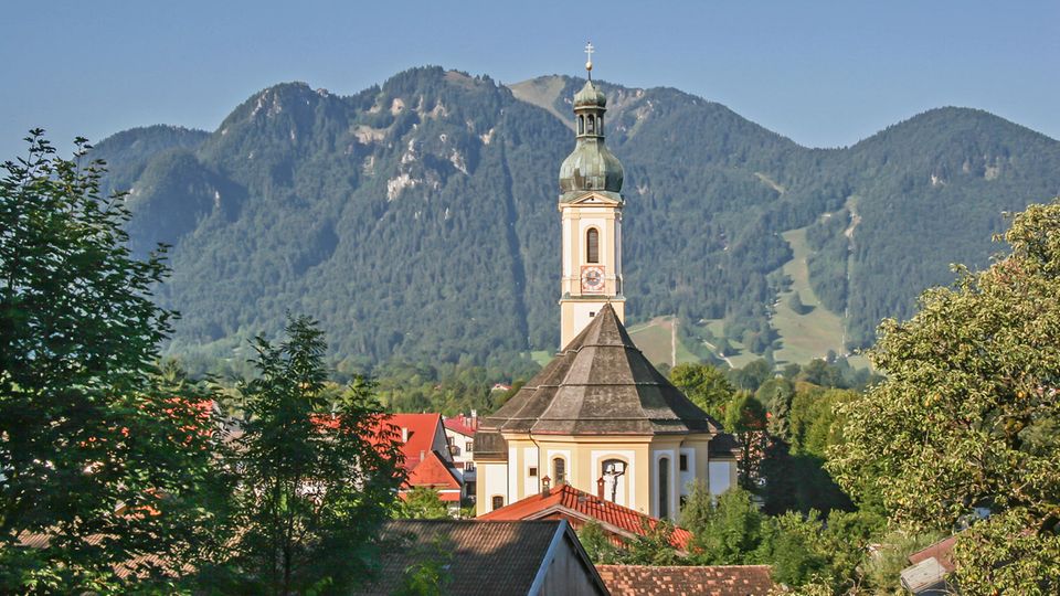 Blick auf das Dorf Lenggries mit byrischer Zwiebelturm-Kirche