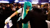 Einlasskontrolle beim Konzert von Hatsune Miku in Paris – vergangenes Jahr kam sie erstmals nach Europa. Ein Fan trägt das Outfit seines Idols. Von der realen Welt sei er enttäuscht, sagt er.