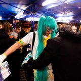 Einlasskontrolle beim Konzert von Hatsune Miku in Paris – vergangenes Jahr kam sie erstmals nach Europa. Ein Fan trägt das Outfit seines Idols. Von der realen Welt sei er enttäuscht, sagt er.
