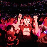 In der Mercedes-Benz Arena in Shanghai feiern mehr als 4000 Fans die Hologramm-Sängerin Luo Tianji. Ein Platz in den vorderen Reihen kostet etwa 150 Euro. Auch für den Bären.