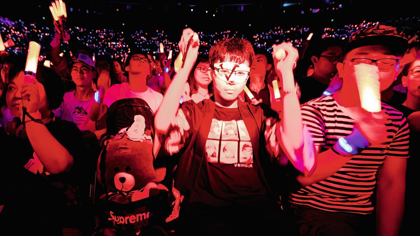 In der Mercedes-Benz Arena in Shanghai feiern mehr als 4000 Fans die Hologramm-Sängerin Luo Tianji. Ein Platz in den vorderen Reihen kostet etwa 150 Euro. Auch für den Bären.
