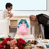  Ein befreundeter Mönch beglückwünscht das Paar