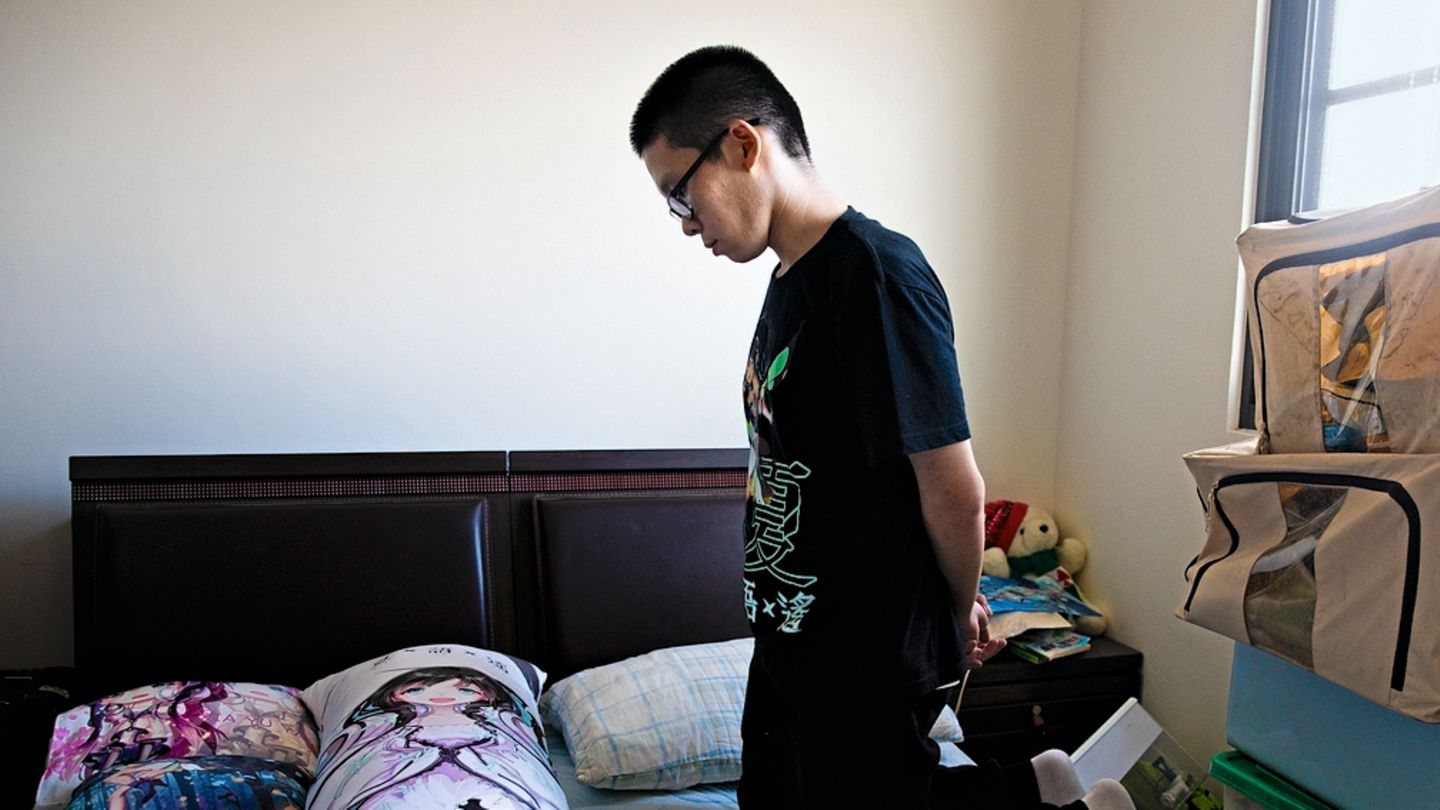 Ein junger Taiwanese vor dem Kissenbezug mit seiner Lieblingssängerin. Für ihn sei der Rückzug in die virtuelle Welt vor allem eine Flucht vor der Gegenwart, sagt er.