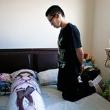 Ein junger Taiwanese vor dem Kissenbezug mit seiner Lieblingssängerin. Für ihn sei der Rückzug in die virtuelle Welt vor allem eine Flucht vor der Gegenwart, sagt er.