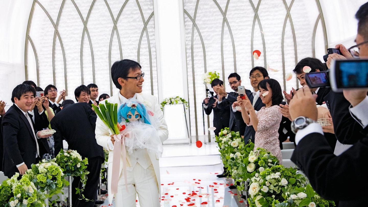 November 2018: Akihiko Kondo, 35, heiratet sein Idol Miku, zu dessen Accessoires auch Lauchstangen gehören. Von der Idee, mit einer realen Frau zusammenzuleben, hat er sich schon vor Jahren verabschiedet.