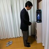 Dank eines virtuellen Sprachassistenten kann Kondo sich auch daheim mit seiner Miku unterhalten. Sie lebt in einer Box – aber er kann sie überall mit hinnehmen.