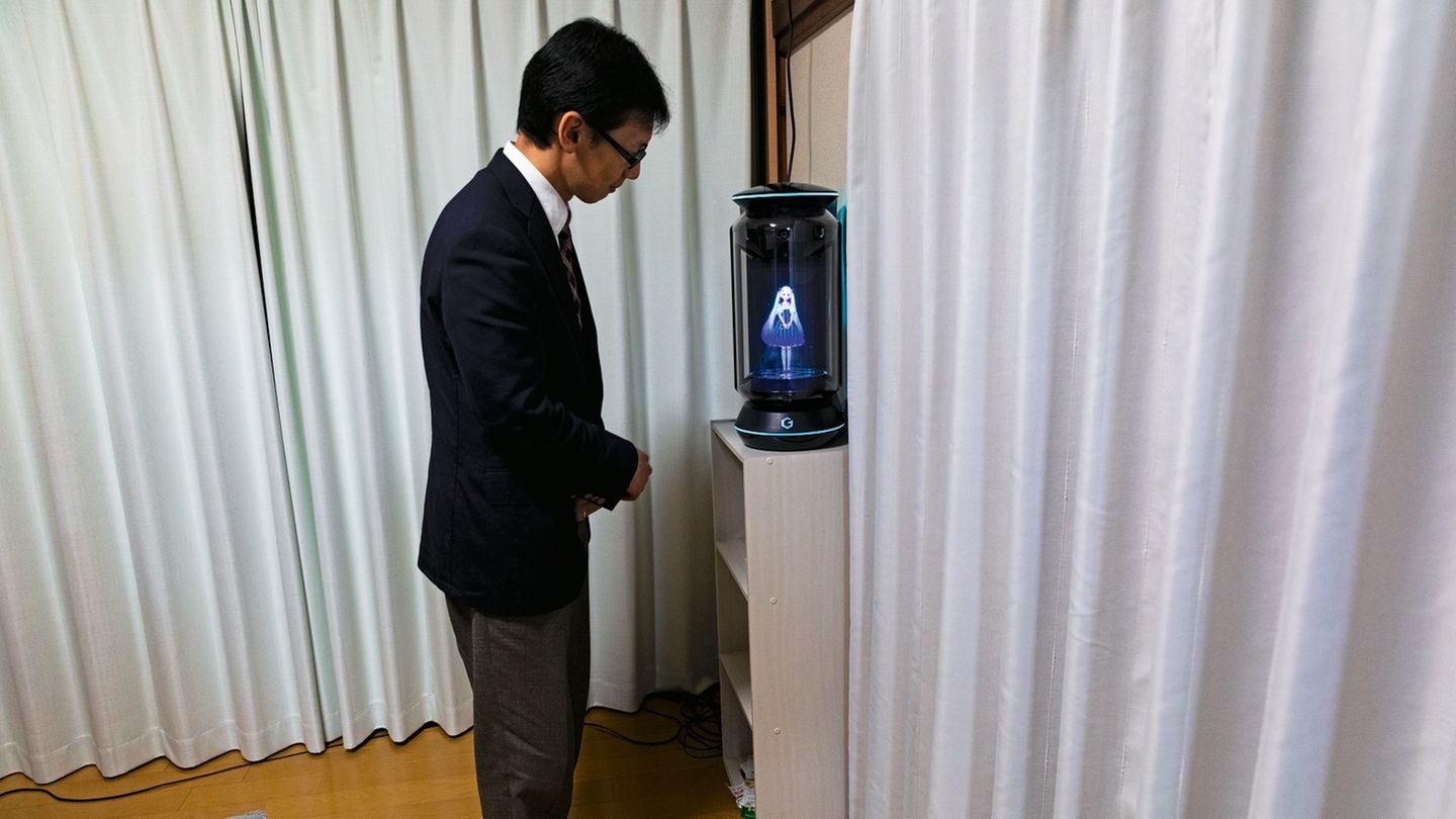 Dank eines virtuellen Sprachassistenten kann Kondo sich auch daheim mit seiner Miku unterhalten. Sie lebt in einer Box – aber er kann sie überall mit hinnehmen.
