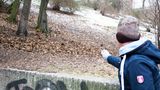 Ein Snack für Eichhörnchen Jan, den er gern annimmt