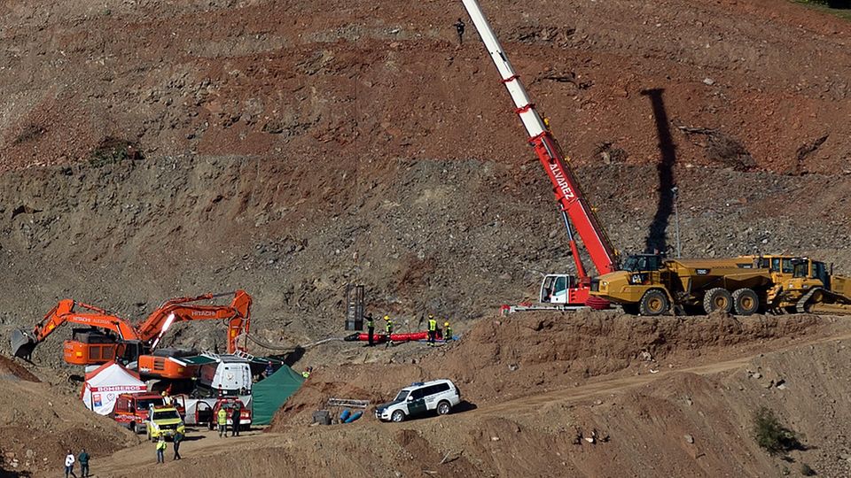 News des Tages: In Totalan im Süden Spaniens wird mit schwerem Gerät nach dem kleinen Julen gegraben. Der Junge soll am 13. Januar bei einem Ausflug mit seinen Eltern in einen 107 Meter tiefen, illegal gegrabenen Schacht gefallen sein. In Totalan im Süden Spaniens wird mit schwerem Gerät nach dem kleinen Julen gegraben. Der Junge soll am 13. Januar bei einem Ausflug mit seinen Eltern in einen 107 Meter tiefen, illegal gegrabenen Schacht gefallen sein.