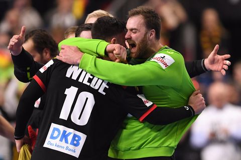 Deutschlands Torwart Andreas Wolff (r.) jubelt mit Fabian Wiede nach dem Sieg gegen Kroatien am vergangenen Montag