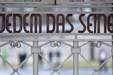  Der Schriftzug "Jedem das Seine" ist am Lagertor auf dem früheren Appellplatz in der Gedenkstätte Buchenwald zu sehen