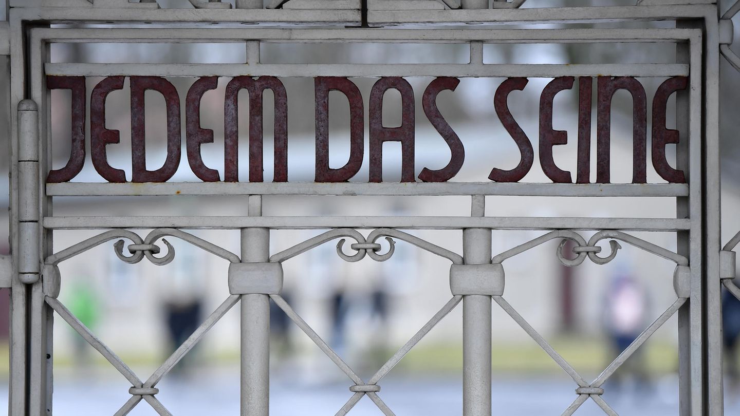  Der Schriftzug "Jedem das Seine" ist am Lagertor auf dem früheren Appellplatz in der Gedenkstätte Buchenwald zu sehen