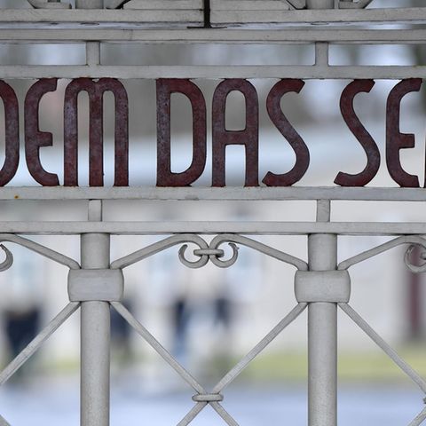  Der Schriftzug "Jedem das Seine" ist am Lagertor auf dem früheren Appellplatz in der Gedenkstätte Buchenwald zu sehen