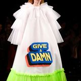Paris Fashion Week: Wären wir nicht alle froh, diesen Schriftzug auf der Brust zu tragen und uns nicht durch langen Smalltalk quälen zu müssen? Ob es jetzt unbedingt das weiß-neon-farbene Tüllmonster sein muss, ist zu diskutieren.