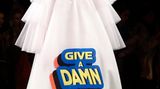 Paris Fashion Week: Wären wir nicht alle froh, diesen Schriftzug auf der Brust zu tragen und uns nicht durch langen Smalltalk quälen zu müssen? Ob es jetzt unbedingt das weiß-neon-farbene Tüllmonster sein muss, ist zu diskutieren.