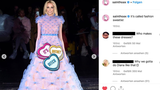 Paris Fashion Week: Noch besser wird es nur, wenn der anonyme Künstler Saint Hoax Britney Spears in den Traum in Rosa steckt und ihr ihren Signature-Move verpasst. Auf Instagram tobt sich Saint Hoax noch weiter aus.