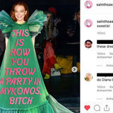 Paris Fashion Week: Dieses wunderschöne Werk von Saint Hoax bezieht sich auf die neue Reality-Show von Lindsay Lohan "Lindsay Lohan's Beach Club" in der die Anti-Heldin ihren eigenen Club auf Mykonos eröffnet. (Kannst du dir hier reinziehen)