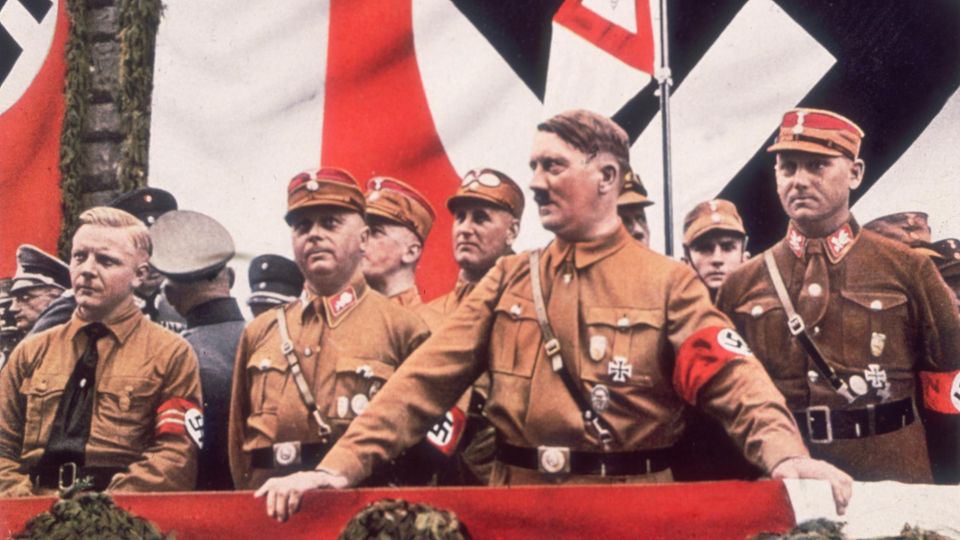 Adolf Hitler auf einer Kundgebung