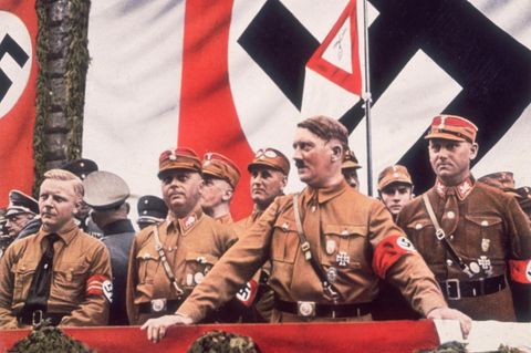 Adolf Hitler auf einer Kundgebung