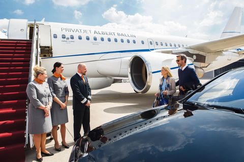 In der Limousine direkt an den Privatflieger: Für die Passagiere auf Kreuzflügen gibt es keine Warteschlangen am Check-in, vor Zoll- und Passkontrollen. 