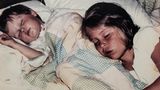 Zwei kleine Kinder schlafen in einem Bett