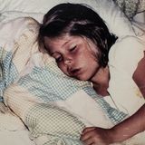 Zwei kleine Kinder schlafen in einem Bett