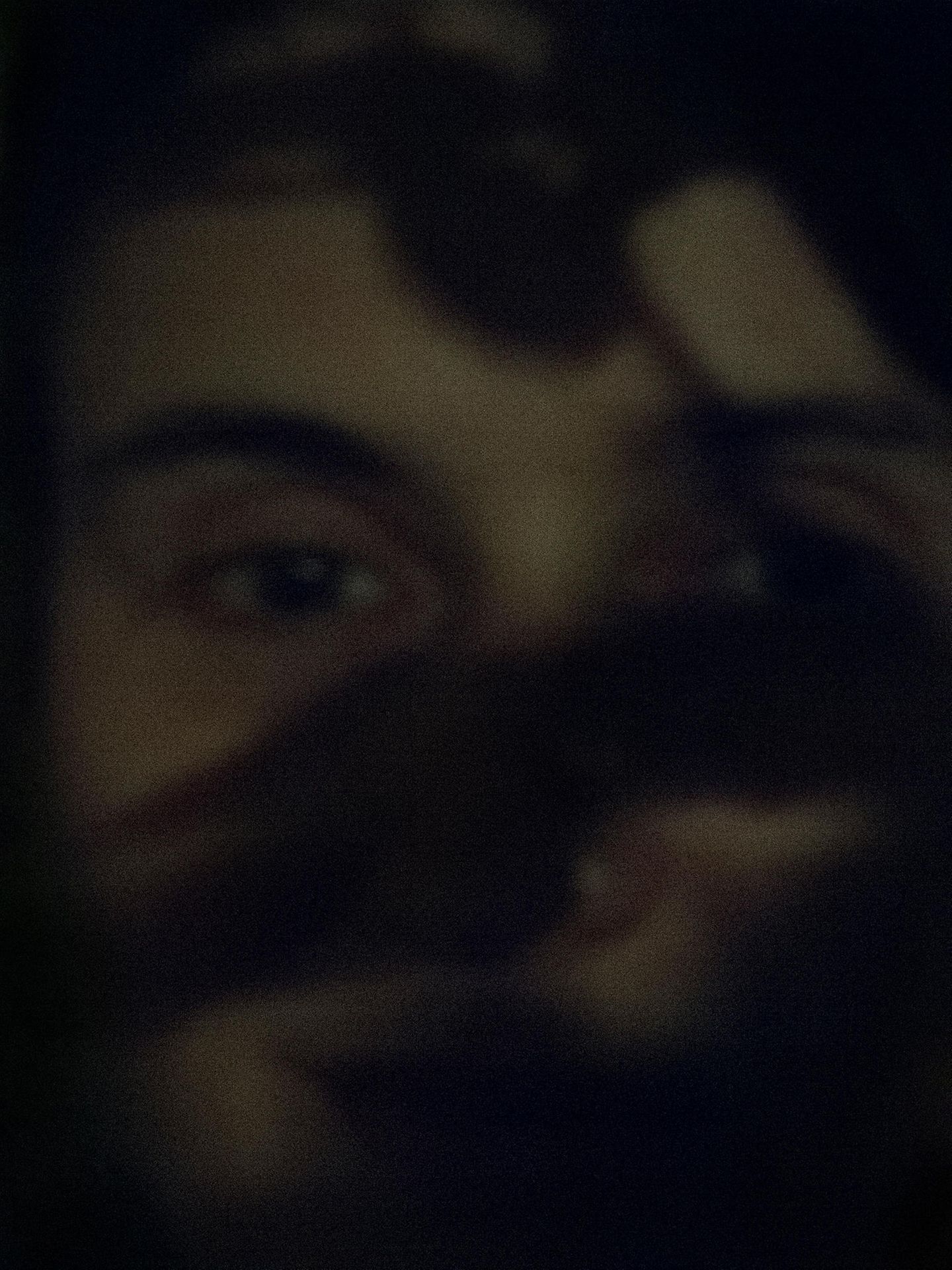 Das Gesicht einer Frau hinter einem schwarzen Schatten