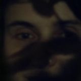 Das Gesicht einer Frau hinter einem schwarzen Schatten