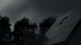 Vor die Sonne schieben sich schwarze Wolken