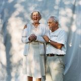 Ein Mann steht neben einer schreienden Frau