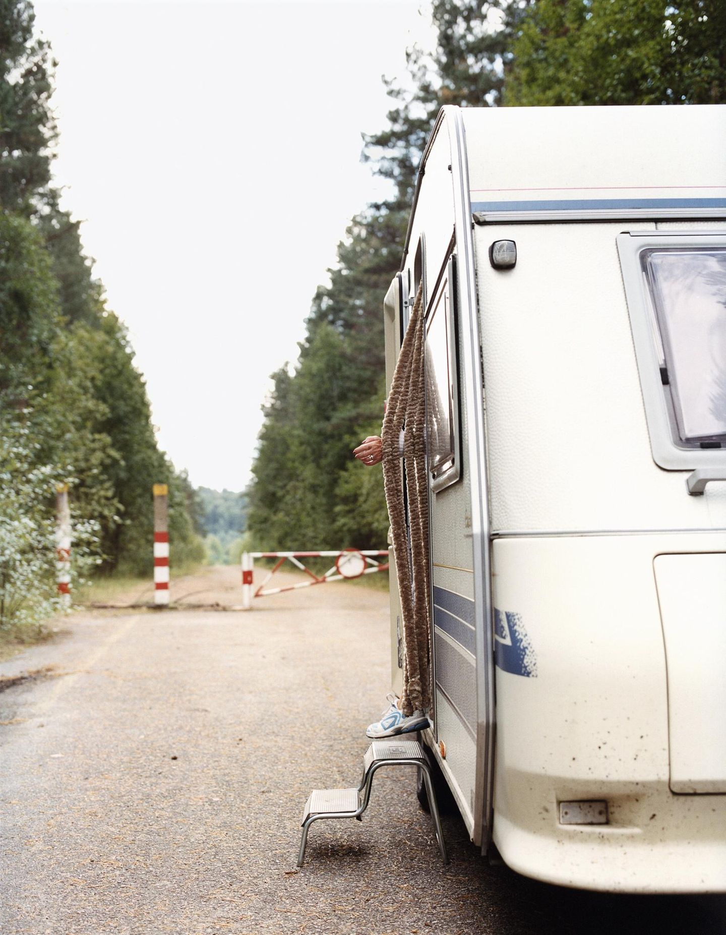 Eine alte Frau steigt aus einem Wohnwagen