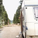 Eine alte Frau steigt aus einem Wohnwagen