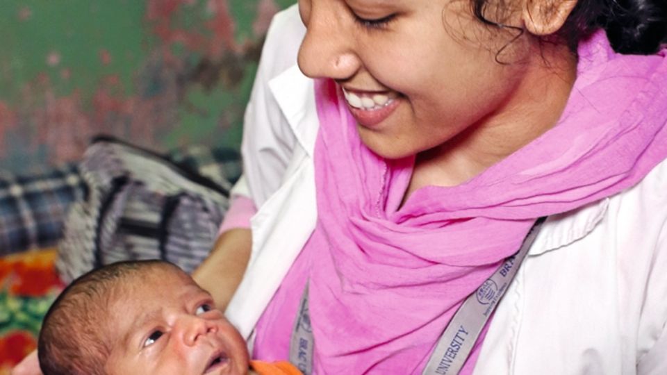 Bangladesch: 17 Tage ist der Kleine alt, er leidet an Neugeborenengelbsucht. Afroja berät seine Mutter. 17 Tage ist der Kleine alt, er leidet an Neugeborenengelbsucht. Afroja berät seine Mutter.