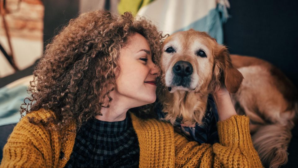 Eine Frau und ein Golden Retriever