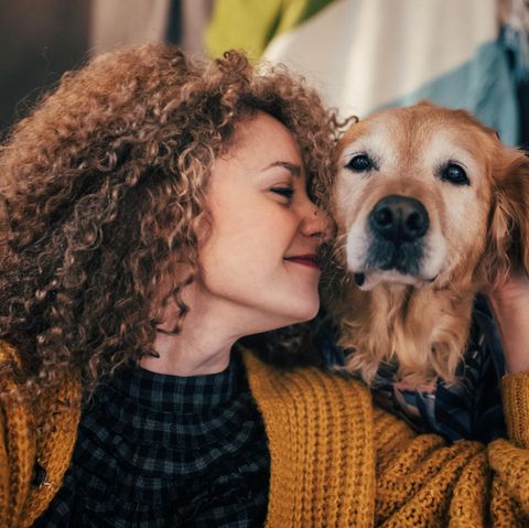 Eine Frau und ein Golden Retriever
