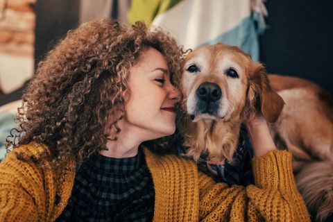 Eine Frau und ein Golden Retriever