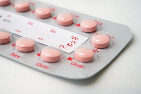 Eine Packung Antibabypille liegt auf dem Tisch
