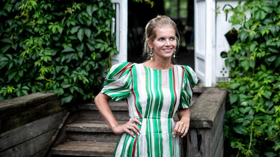 Alexandra Tolstoi posiert beim Treffen in der Tusla-Region. Zum 190. Geburtstag von Leo Tolstoi kam die Familie zusammen. Alexandra ist eine entfernte Verwandte des berühmten Dichters.