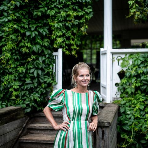 Alexandra Tolstoi posiert beim Treffen in der Tusla-Region. Zum 190. Geburtstag von Leo Tolstoi kam die Familie zusammen. Alexandra ist eine entfernte Verwandte des berühmten Dichters.