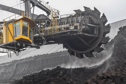 Ein Schaufelradbagger trägt Kohle im Braunkohletagebau Welzow-Süd der Lausitz Energie Bergbau AG (LEAG) ab