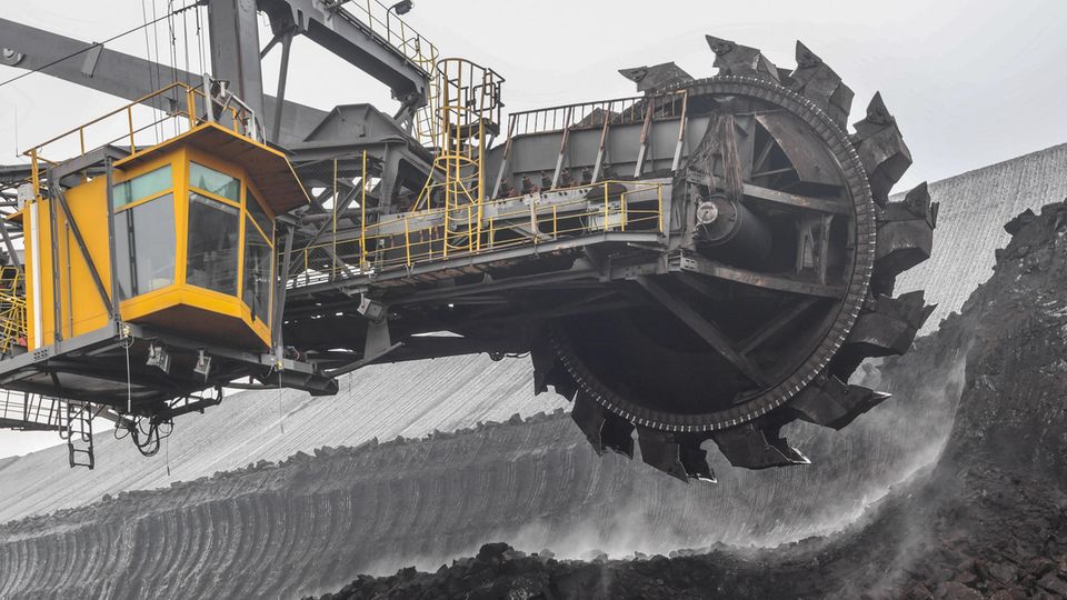 Ein Schaufelradbagger trägt Kohle im Braunkohletagebau Welzow-Süd der Lausitz Energie Bergbau AG (LEAG) ab