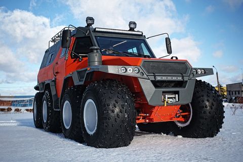 Der Avoros Shaman 8X8  ist gewaltig und passt in keine Parklücke.