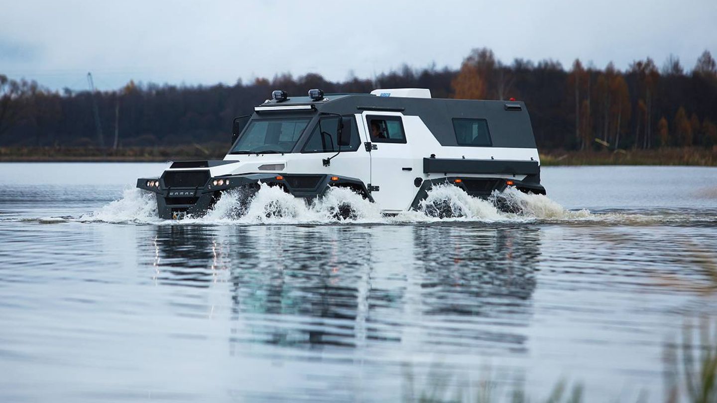 Dank der riesigen Reifen kann der Avoros Shaman 8X8  auch schwimmen.
