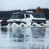 Dank der riesigen Reifen kann der Avoros Shaman 8X8  auch schwimmen.