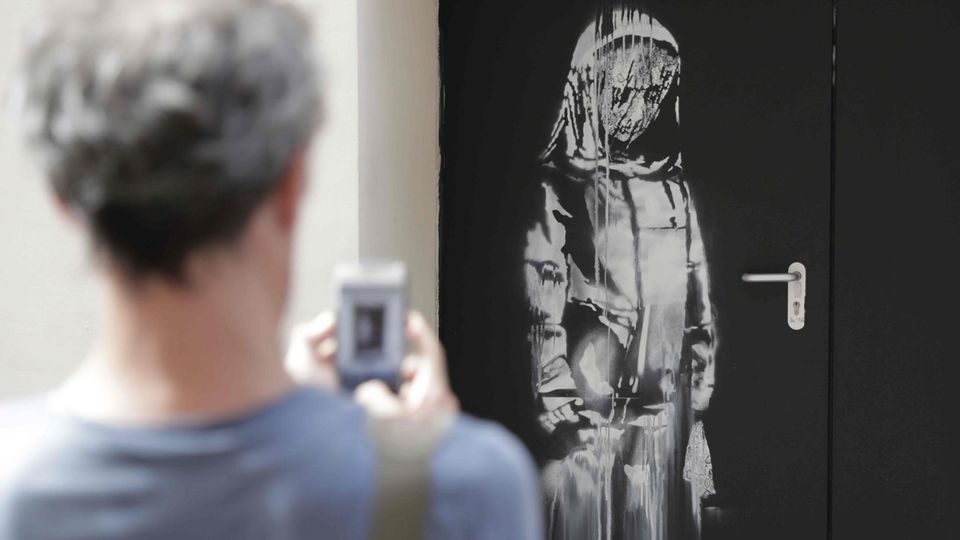 Das dem Streetart-Künstler Banksy zugeschriebene Kunstwerk auf einer Notausgangstür des Bataclan
