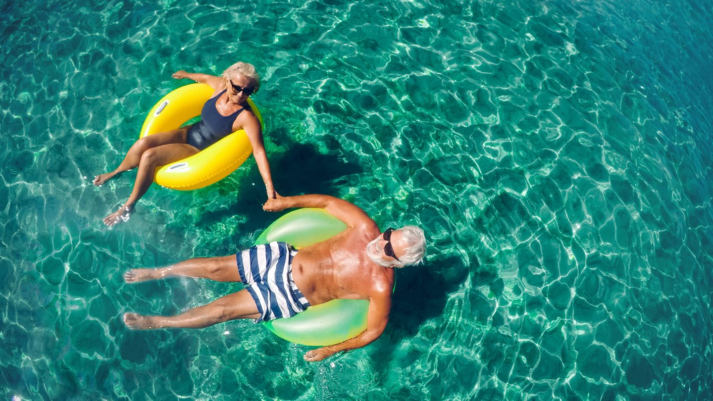 Rentner im Pool