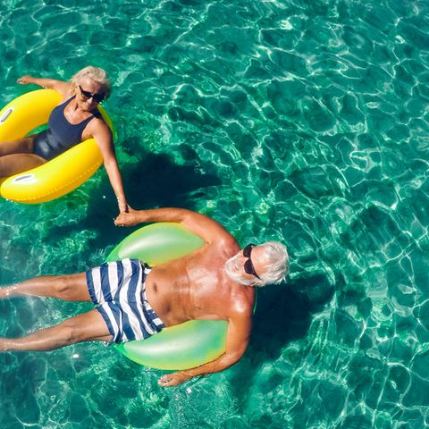 Rentner im Pool