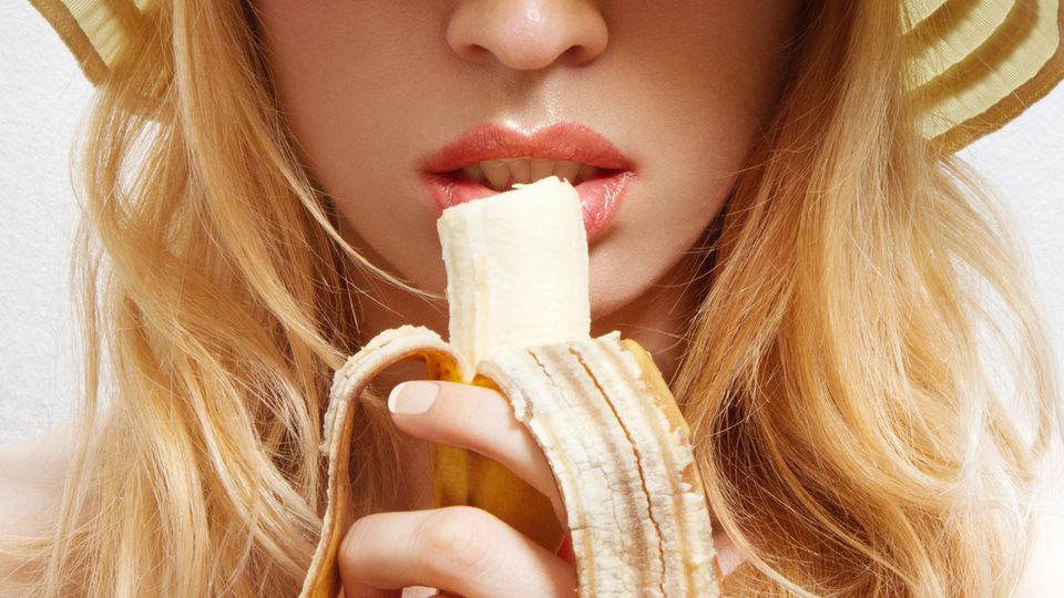 Bananen-Fakten: Warum ihr Bananen IMMER falsch schält – wo der "erotische Verzehr" verboten ist Bananen-Fakten: Warum ihr Bananen IMMER falsch schält – wo der "erotische Verzehr" verboten ist
