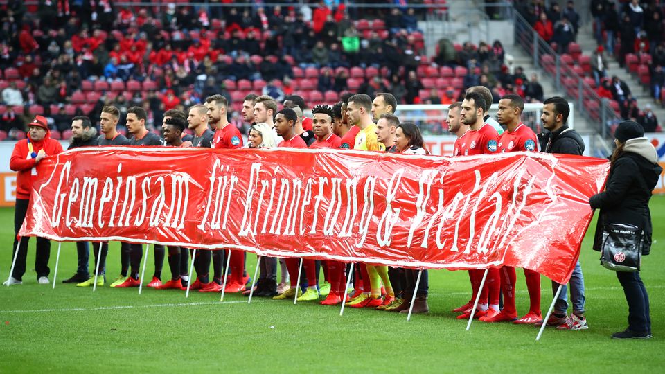 Bundesliga im stern-Check: "Gemeinsam für Erinnerung & Vielfalt": Spieler und Fans in Mainz erinnern an die Opfer der Nationalsozialisten. Auch in zahlreichen anderen Stadien gab es ähnliche Aktionen mit Bannern und Spruchbändern zum Internationalen Tag des Gedenkens an die Opfer des Holocaust. "Gemeinsam für Erinnerung & Vielfalt": Spieler und Fans in Mainz erinnern an die Opfer der Nationalsozialisten. Auch in zahlreichen anderen Stadien gab es ähnliche Aktionen mit Bannern und Spruchbändern zum Internationalen Tag des Gedenkens an die Opfer des Holocaust.
