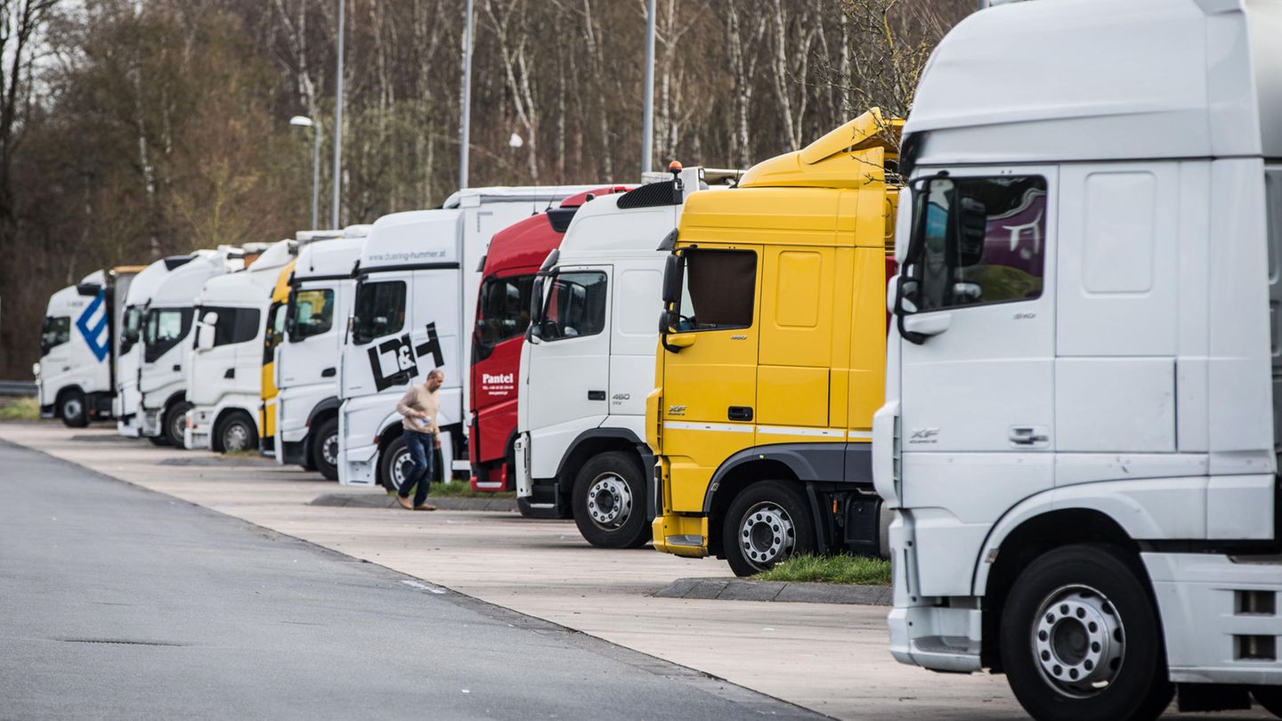 Im hessischen Rodgau parken Lkw an der Raststätte Welskirchen
